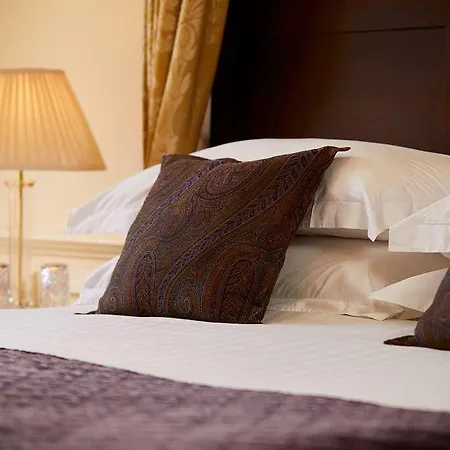 Macdonald Old England & Hotel 4*