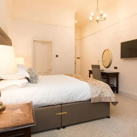 Hotel Macdonald Old England &