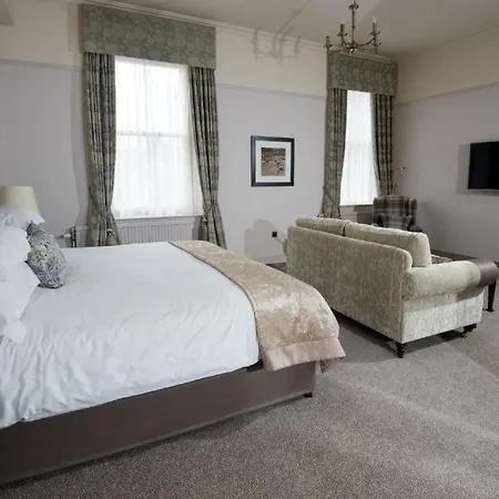 Macdonald Old England & Hotel 4*
