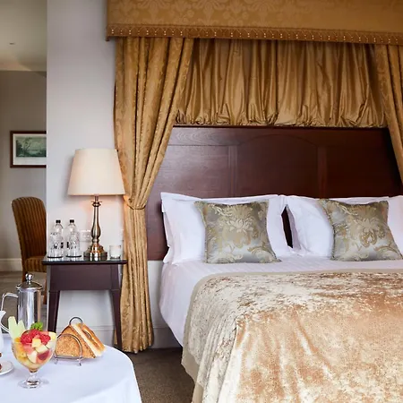 Hotel Macdonald Old England &